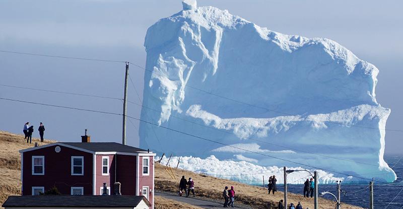 تکه یخ شناور بزرگ در کانادا که همه را متعجب نموده است!