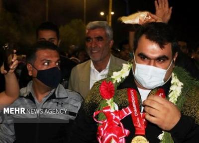 قهرمان پاراوزنه برداری جهان با استقبال مردم وارد زادگاهش شد