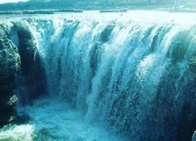 آبشار اسفند یکی از جاذبه های طبیعی سیستان و بلوچستان به شمار می رود